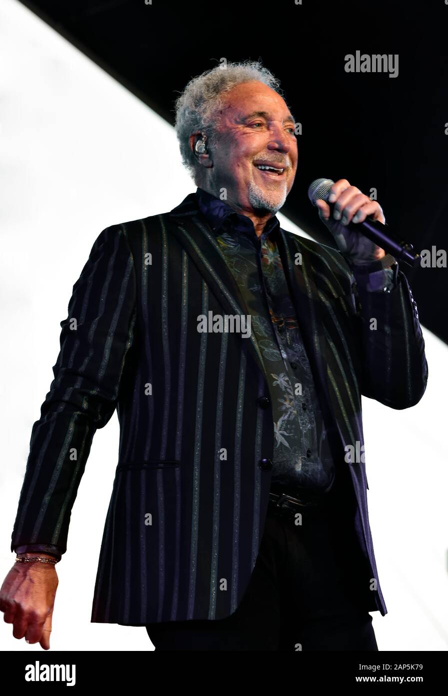 Tom Jones sur scène la Malle-poste Festival à Indio, en Californie. Banque D'Images