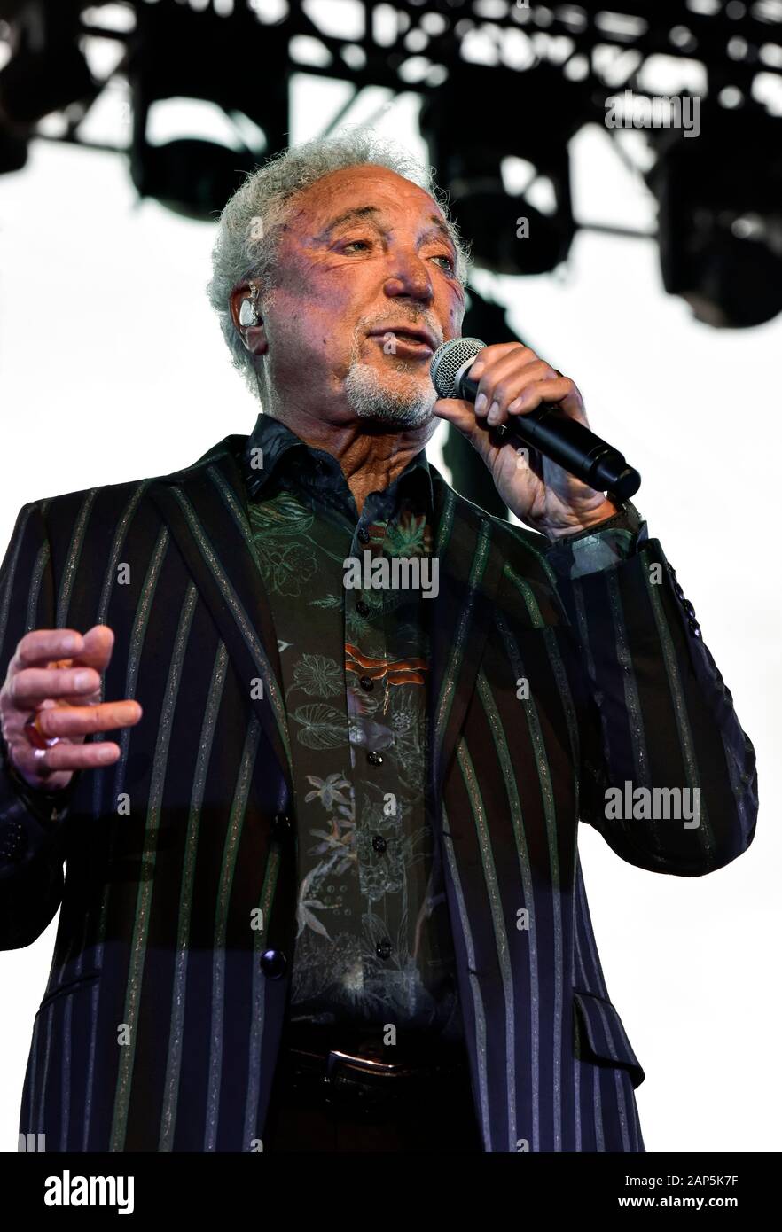 Tom Jones sur scène la Malle-poste Festival à Indio, en Californie. Banque D'Images Tom Jones sur scène la Malle-poste Festival à Indio, en Californie. Banque D'Images