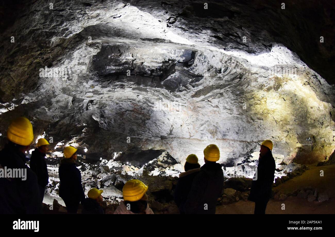 Uftrungen, Allemagne. 06Th Jan, 2020. Les visiteurs peuvent participer à une visite guidée de la 'grande' dans Heimkehle Cathédrale, l'une des plus grandes grottes karstiques allemand. L'Heimkehle, signalée pour la première fois en 1357, s'étend sur une longueur de 2 000 mètres comme une grotte de gypse sous la frontière entre la Saxe-Anhalt et la Thuringe et abrite près de mille différentes chauves-souris. Cette année, le développement touristique, il y a 100 ans est célébré. Credit : Waltraud Grubitzsch/dpa-Zentralbild//dpa/Alamy Live News Banque D'Images