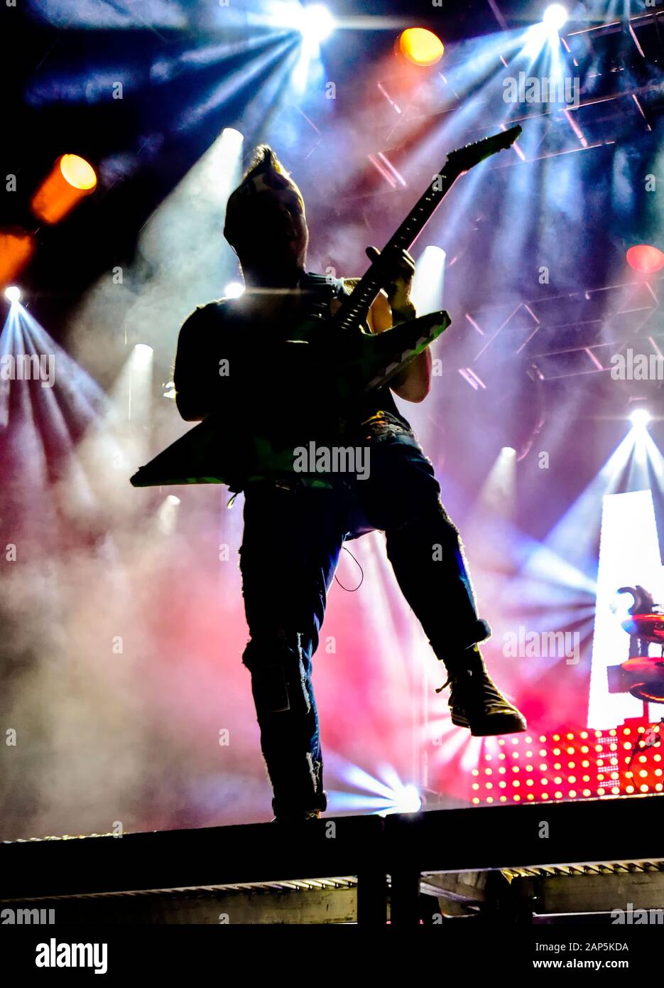 La silhouette du guitariste sur scène avec des lumières vives Banque D'Images