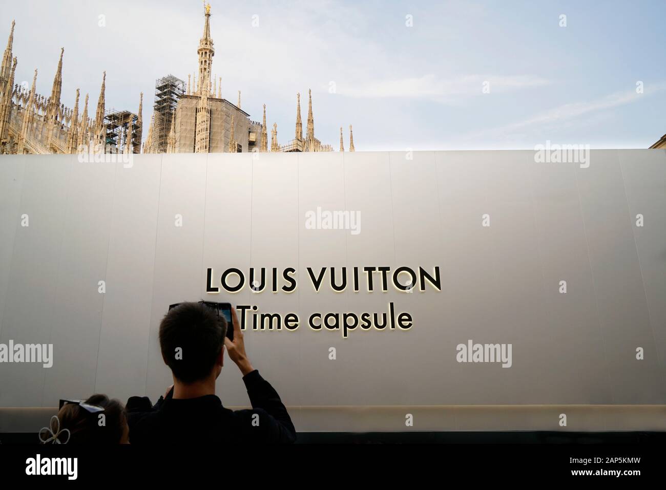 L'installation temporaire de Louis Vuitton, la Piazza del Duomo, Milan, Lombardie, Italie, Europe Banque D'Images