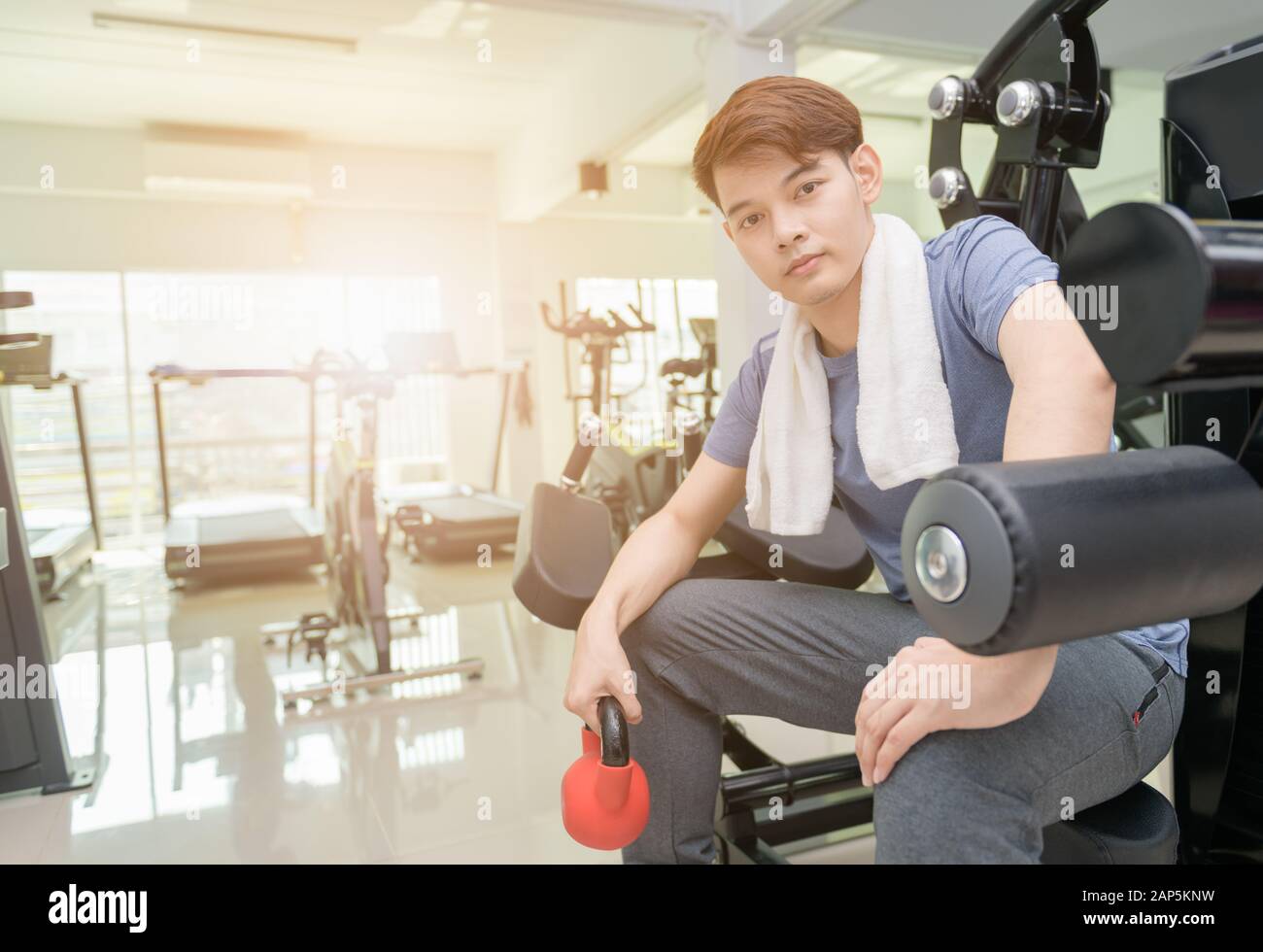 Bel asiatique man lifting dumbbells dans la formation de poids fitness - Sport et vie Concept Banque D'Images