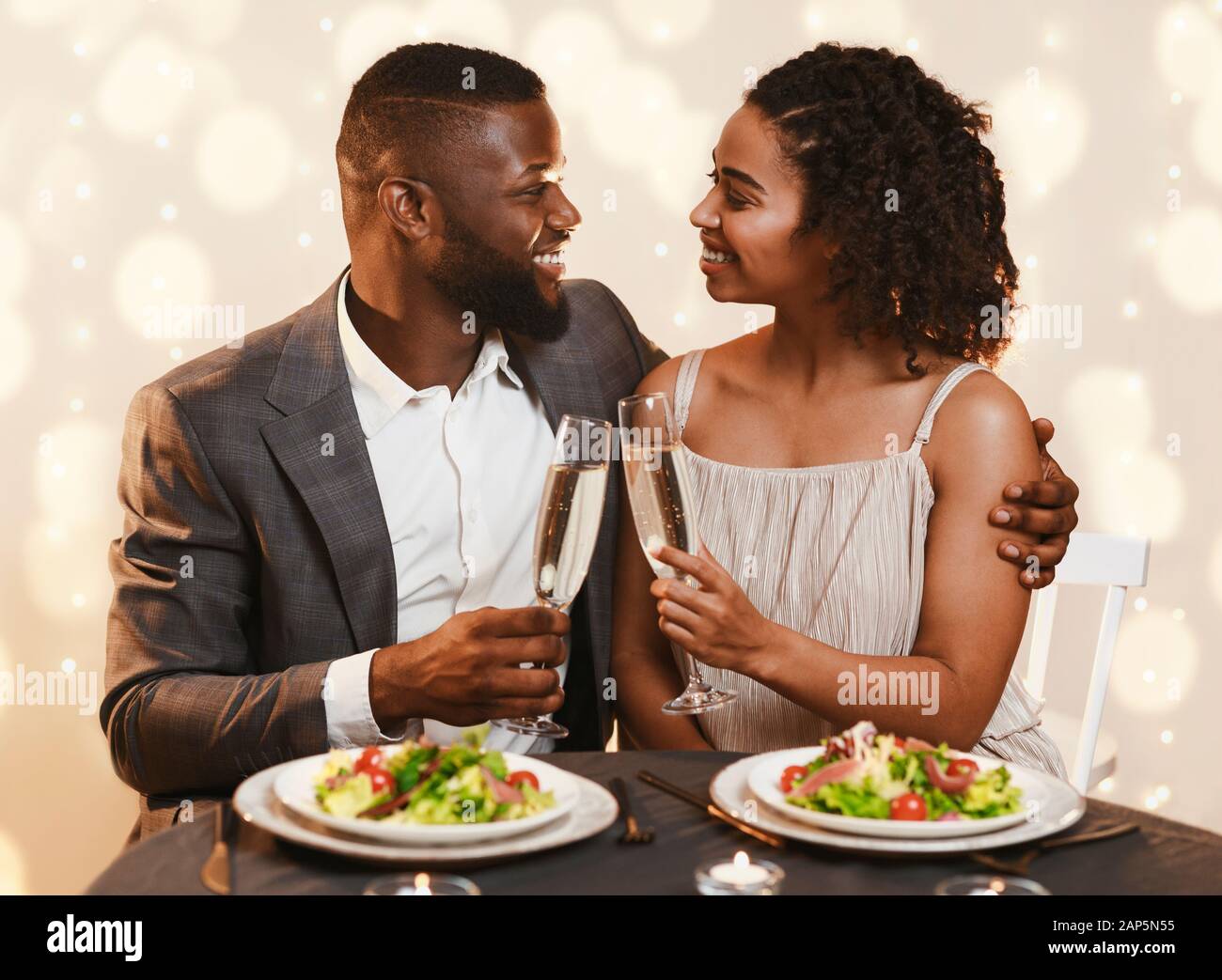 Homme et femme africains célébrant la Saint-Valentin au restaurant Banque D'Images