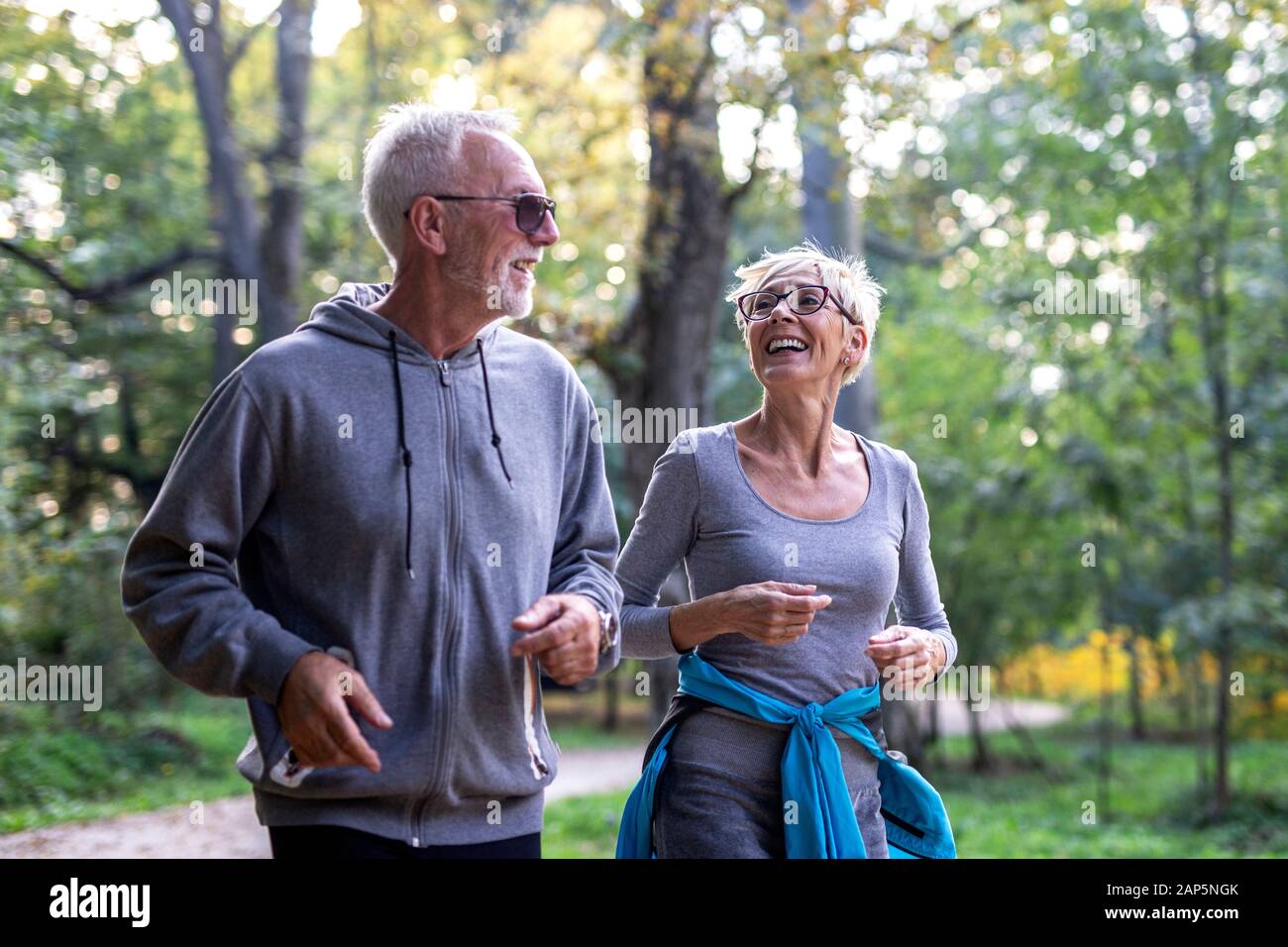 Les pensionnés actifs ont des loisirs dans le parc public Banque D'Images