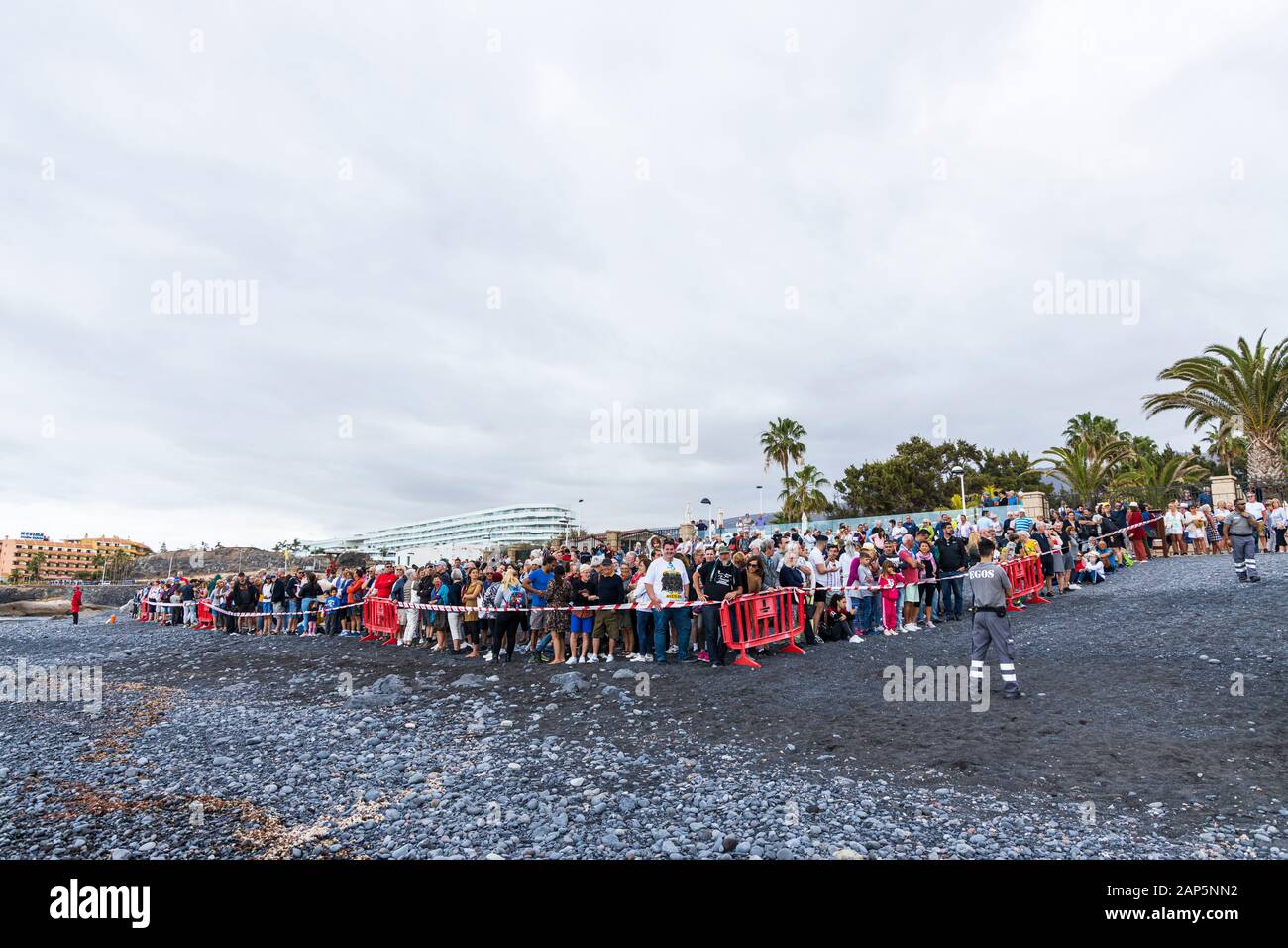 Des foules de gens attendent l'arrivée des chevaux sur la plage de la Fiesta de San Sebastian à La Caleta, Costa Adeje, Tenerife, Canaries. Banque D'Images