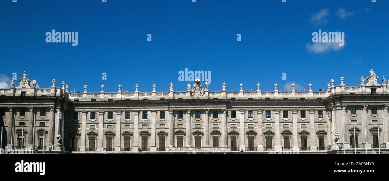 L'Espagne, Madrid. Palais Royal. Il a été construit sur ordre de Philip C. Le projet a été commandé à Giovanni Battista Sachetti (1690-1764). Sa construction a commencé en 1738 et le bâtiment a été achevé en 1764. Façade. Détails architecturaux. Banque D'Images