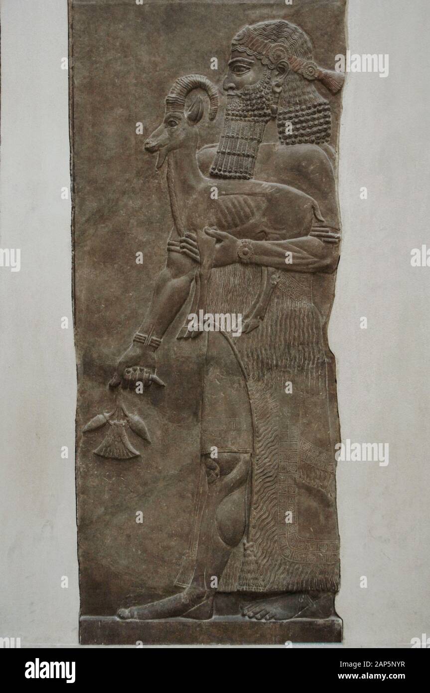 Homme tenant un bouquetin et une fleur de pavot. Relief du palais de Sargon II à Sharrukin Dur, 713-706 BC (Khorsabad, Iraq). Musée du Louvre. Paris, France. Banque D'Images