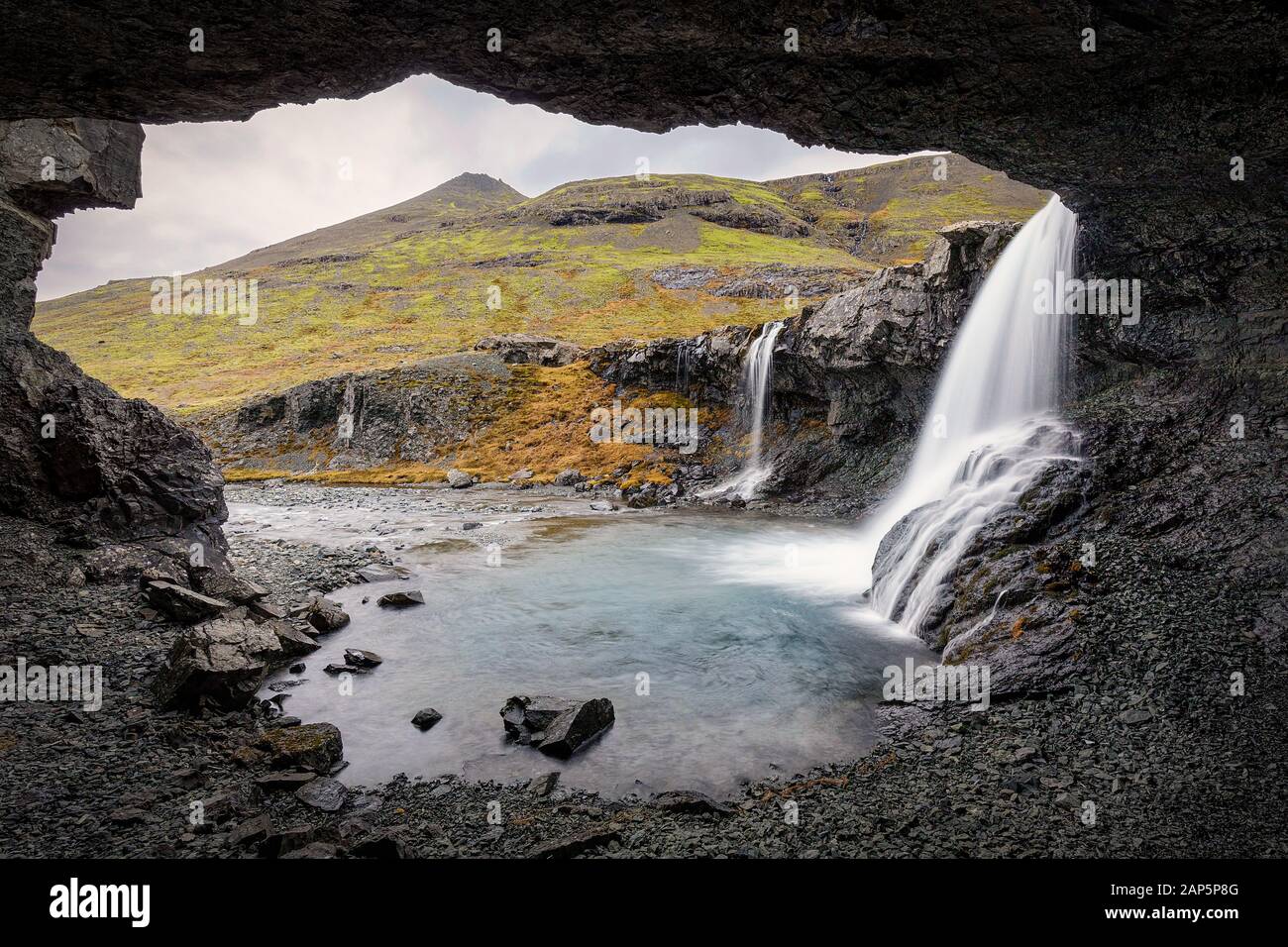 Chute d'eau sauvage de Skutafoss en automne en Islande Banque D'Images