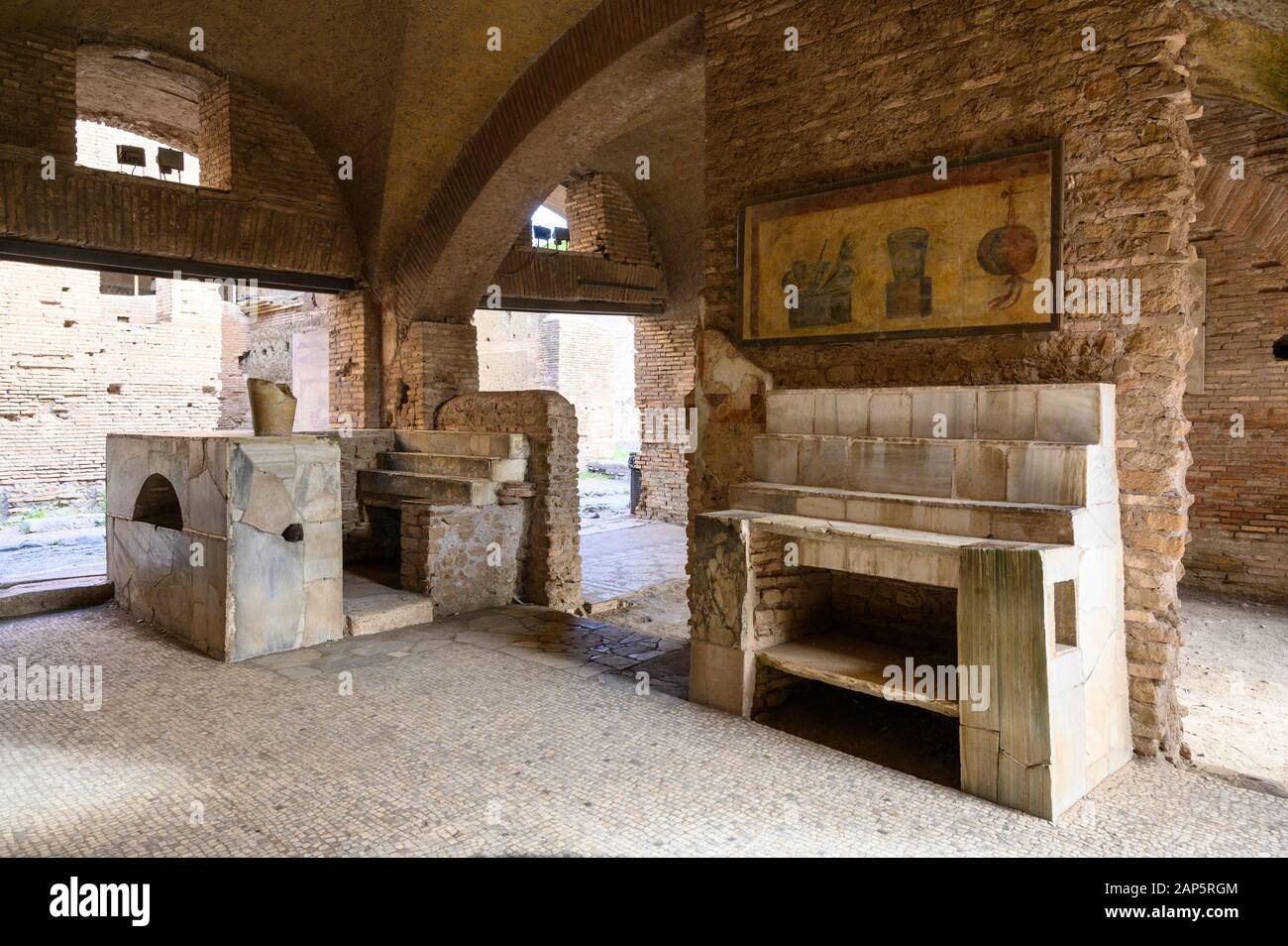 Rome. Italie. Ostia Antica. Caseggiato del Termolio, Thermolium (Maison du Bar). Sur la droite se trouve une table latérale et des étagères, au-dessus de qui est une douleur Banque D'Images