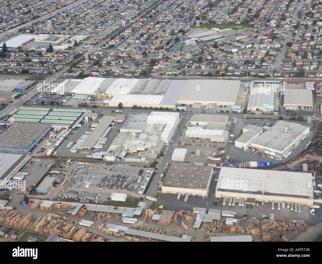À côté du parc industriel de San Lorenzo Creek dans une vue aérienne de la région de la baie est de la baie de San Francisco, San Lorenzo, Californie, 8 janvier 2020. () Banque D'Images