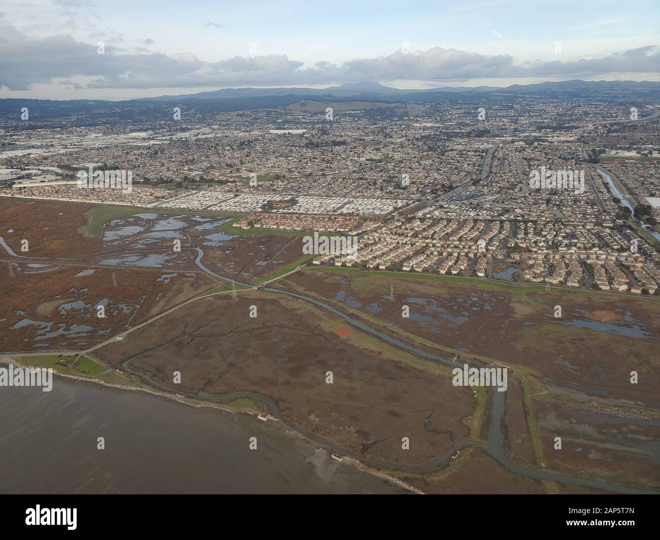Heron Bay et des quartiers sont visibles dans une vue aérienne de la région de la baie est de la baie de San Francisco, San Leandro, Californie, 8 janvier 2020. () Banque D'Images