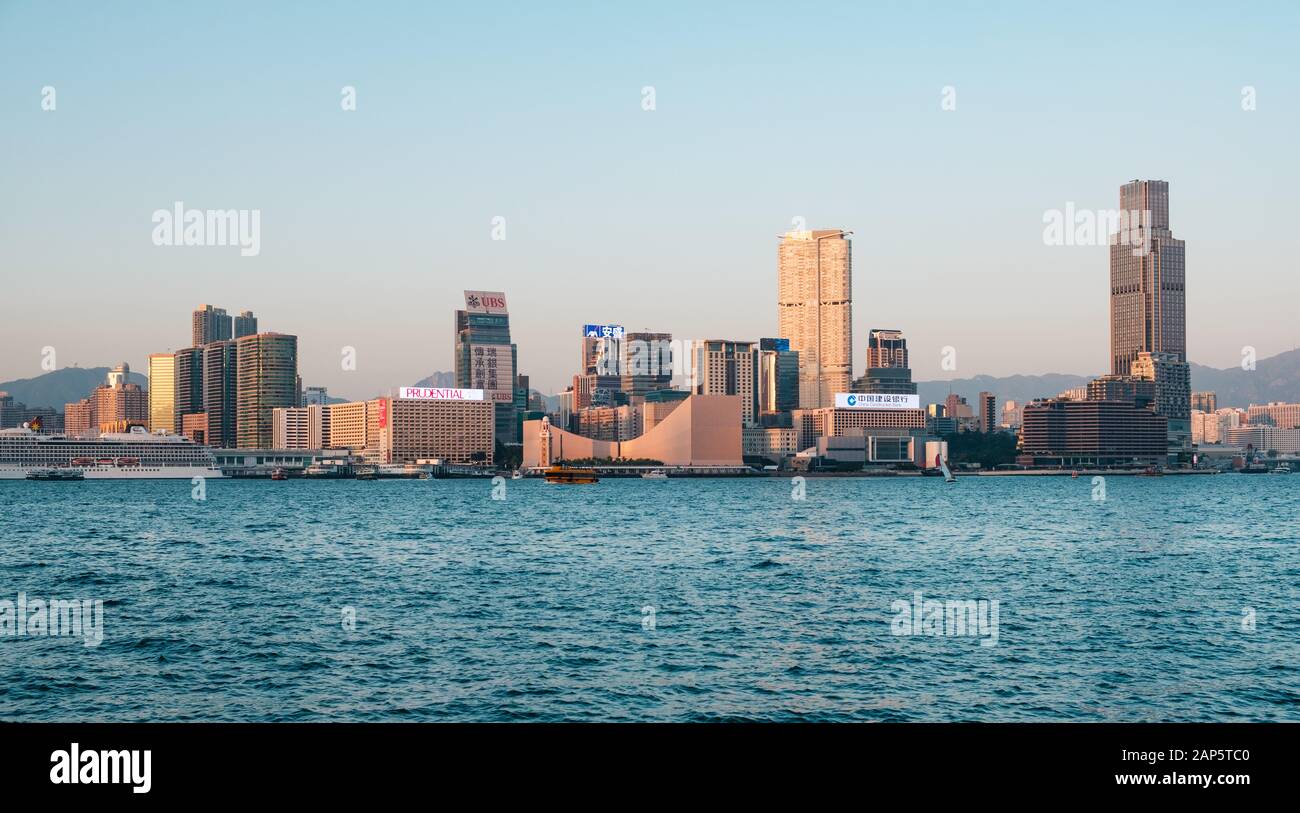 Hong Kong, Hong Kong - Novembre 2019 : marin et la ville de Hong Kong, Kowloon, ville de Tsim Sha Tsui et Victoria Harbour Banque D'Images