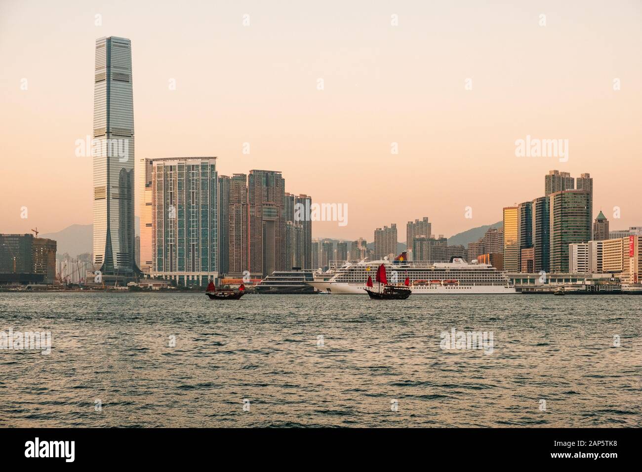 Hong Kong, Hong Kong - Novembre 2019 : marin et la ville de Hong Kong, Kowloon et le port de Victoria avec des navires, voiliers et sur les toits de la ville Banque D'Images