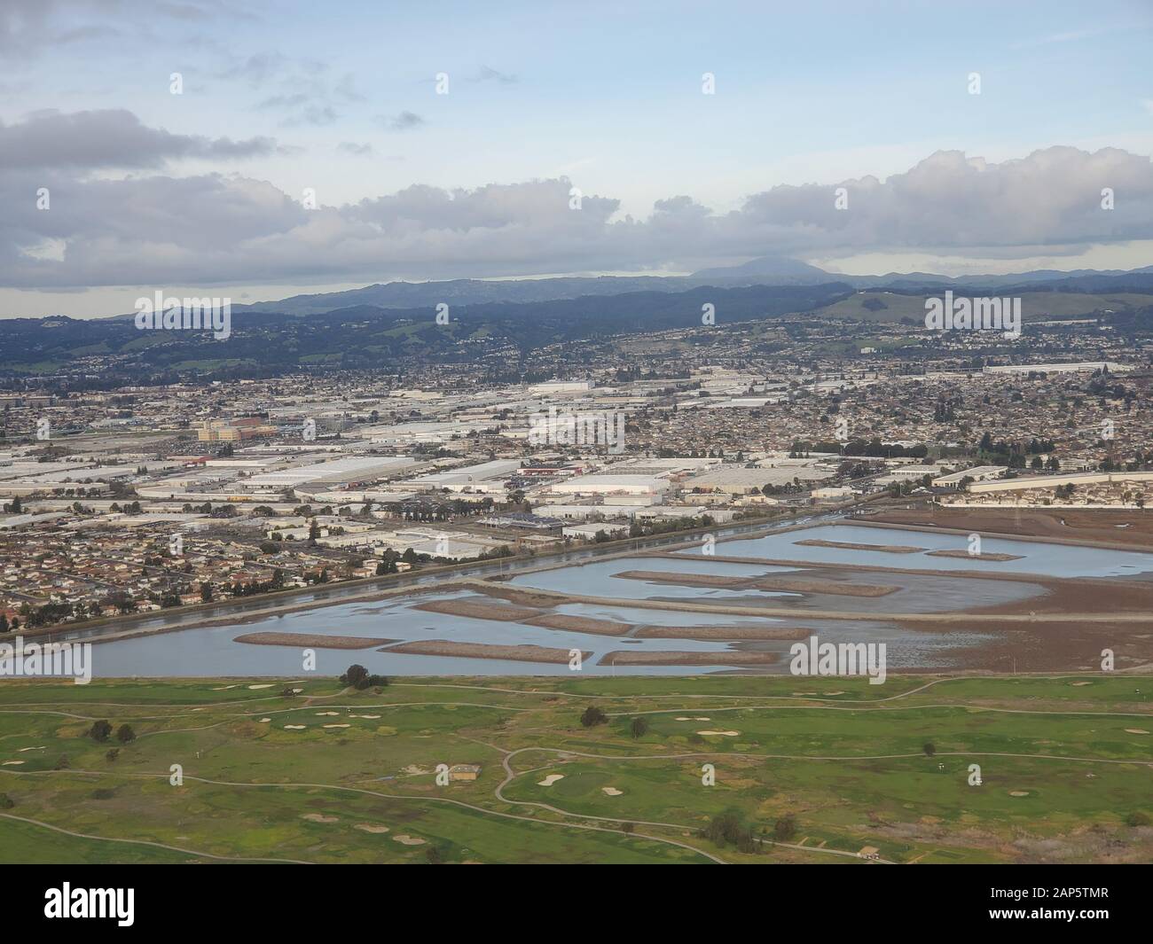 Heron Bay et des quartiers sont visibles dans une vue aérienne de la région de la baie est de la baie de San Francisco, San Leandro, Californie, 8 janvier 2020. () Banque D'Images
