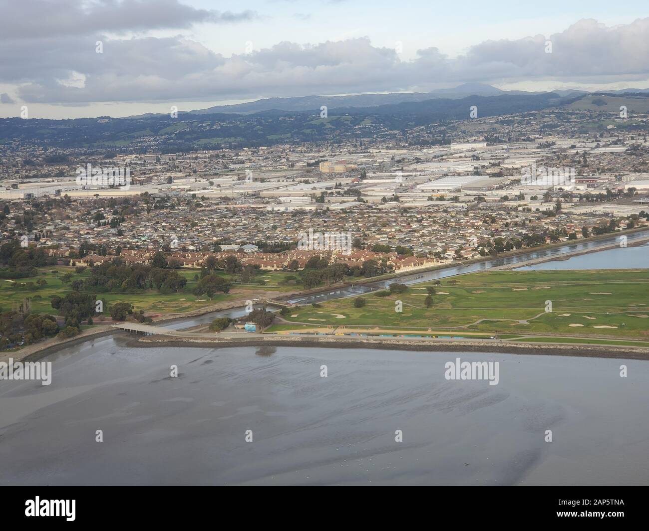 Heron Bay et des quartiers sont visibles dans une vue aérienne de la région de la baie est de la baie de San Francisco, San Leandro, Californie, 8 janvier 2020. () Banque D'Images