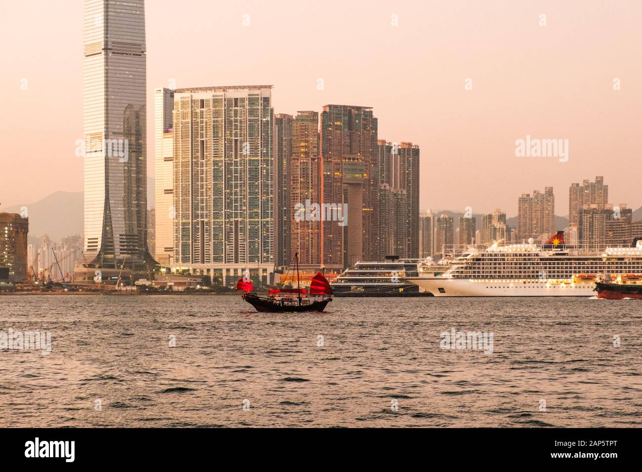 Hong Kong, Hong Kong - Novembre 2019 : marin et la ville de Hong Kong, Kowloon et le port de Victoria avec des navires, voiliers et sur les toits de la ville Banque D'Images