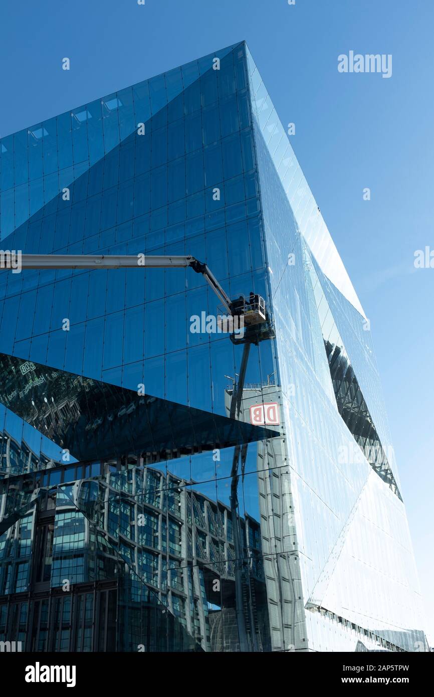 Cube Berlin, Berlin, Allemagne , un bâtiment moderne en verre situé sur Washingtonplatz, à côté de la gare centrale et de Spreebogen Banque D'Images