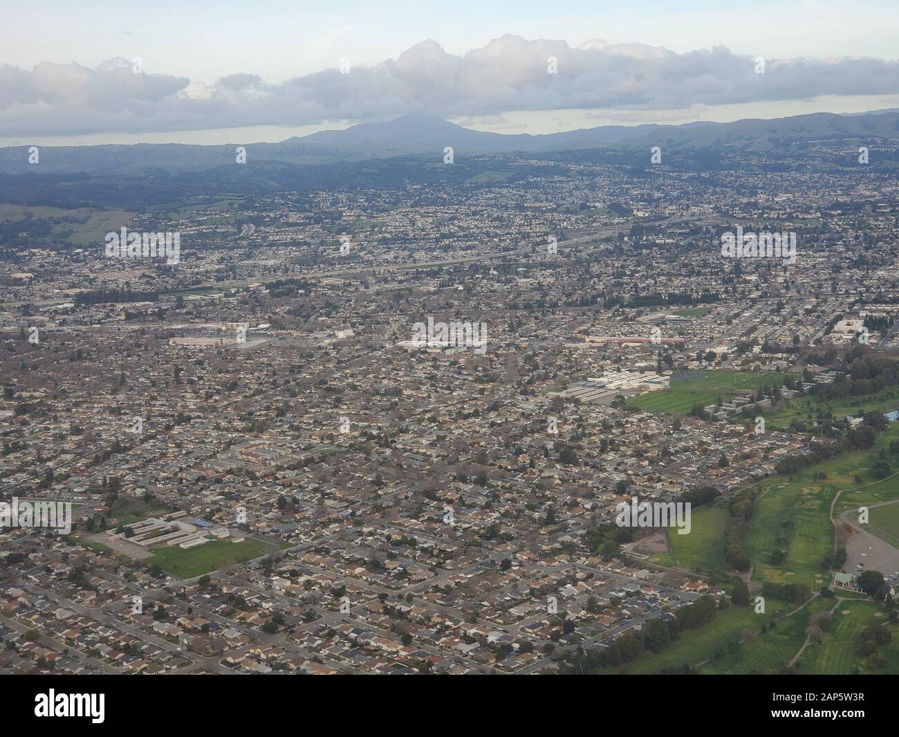 Les quartiers et les montagnes sont visibles dans une vue aérienne de la région de la baie est de la baie de San Francisco, San Lorenzo, Californie, 8 janvier 2020. () Banque D'Images