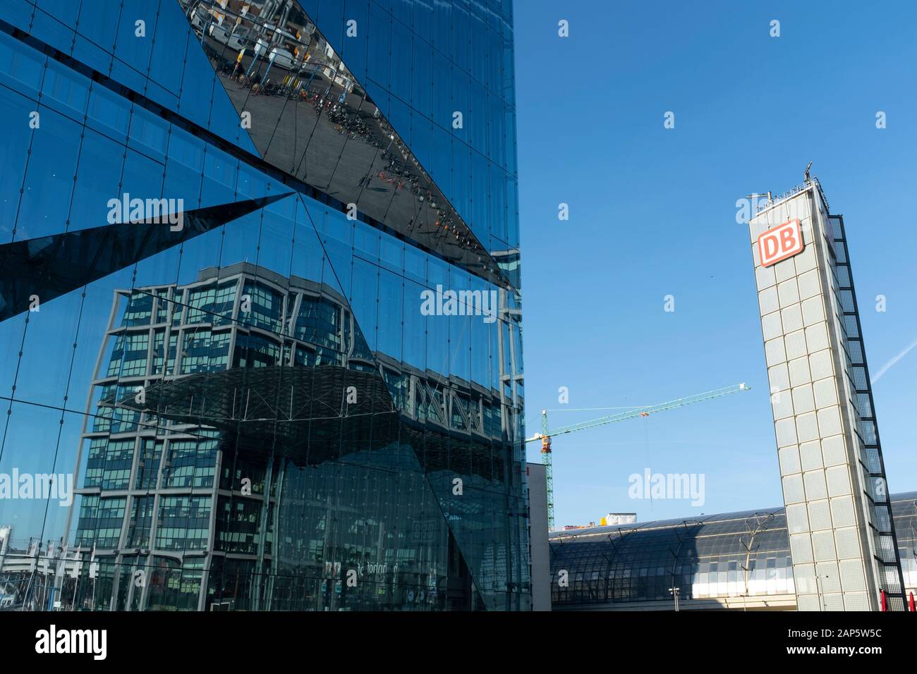 Cube Berlin, Berlin, Allemagne , un bâtiment moderne en verre situé sur Washingtonplatz, à côté de la gare centrale et de Spreebogen Banque D'Images