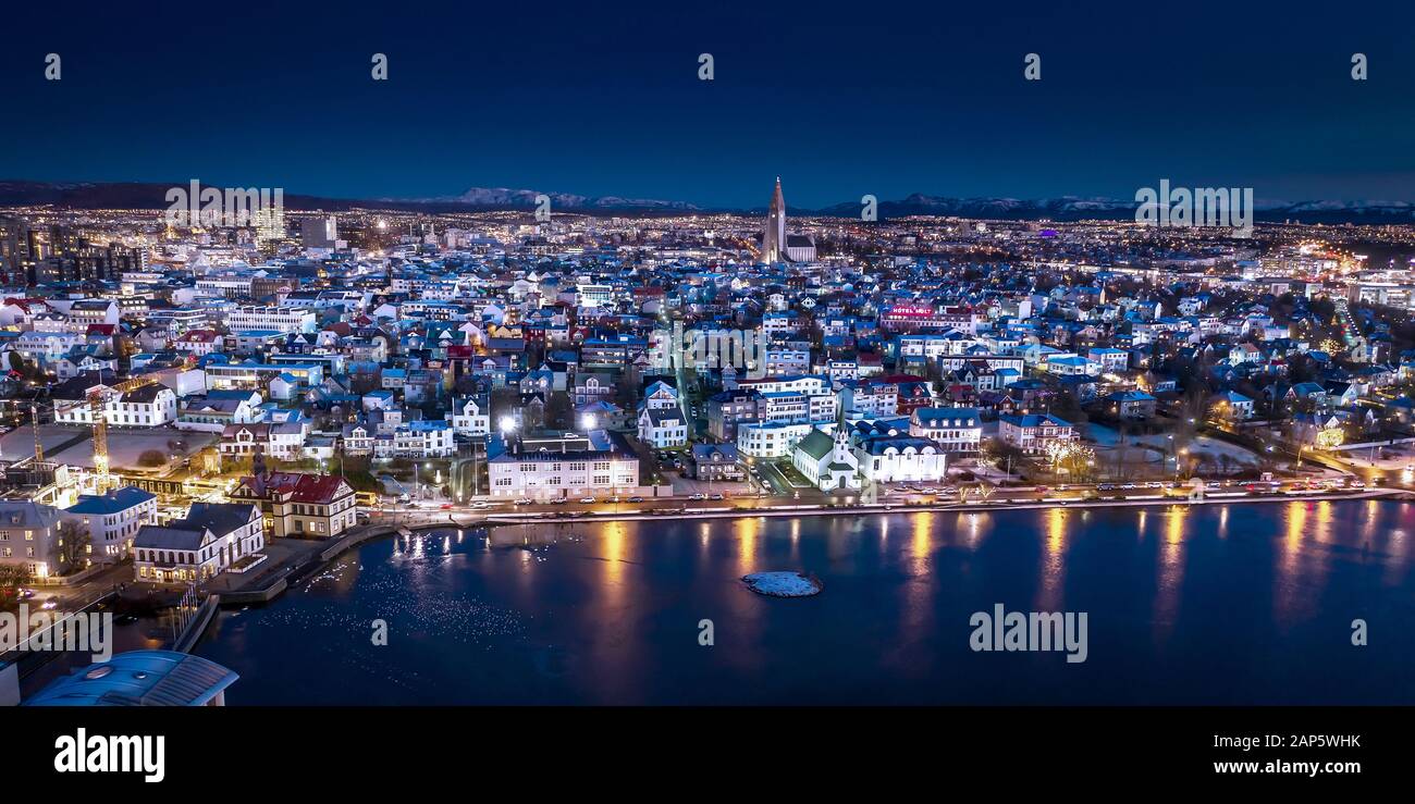 Crépuscule, Reykjavik, Islande. Cette image est tournée à l'aide d'un drone Banque D'Images