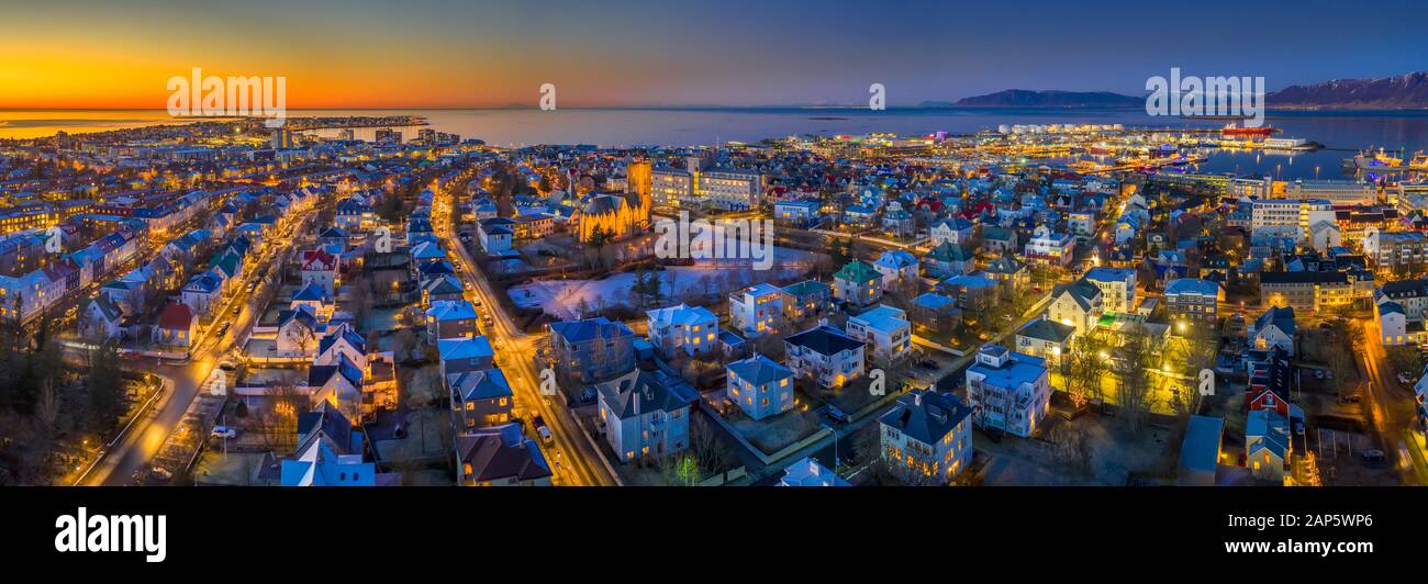 Crépuscule, Reykjavik, Islande. Cette image est tournée à l'aide d'un drone Banque D'Images