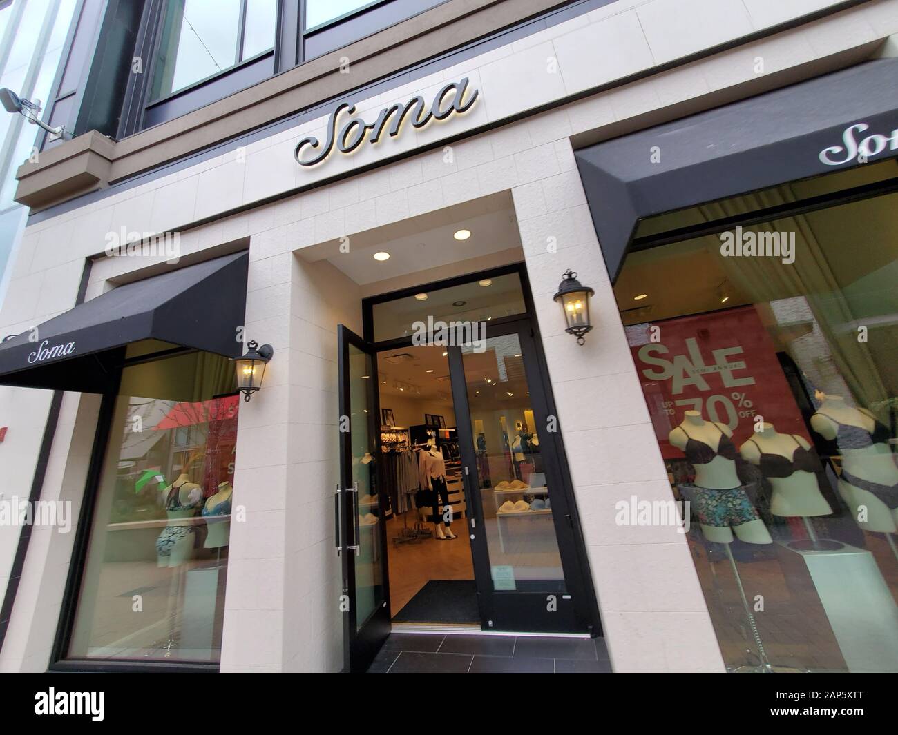 Grand angle de façade avec logo et inscription détaillant de vêtements de Soma à Broadway Plaza Shopping Mall à Walnut Creek, Californie, le 13 janvier 2020. () Banque D'Images