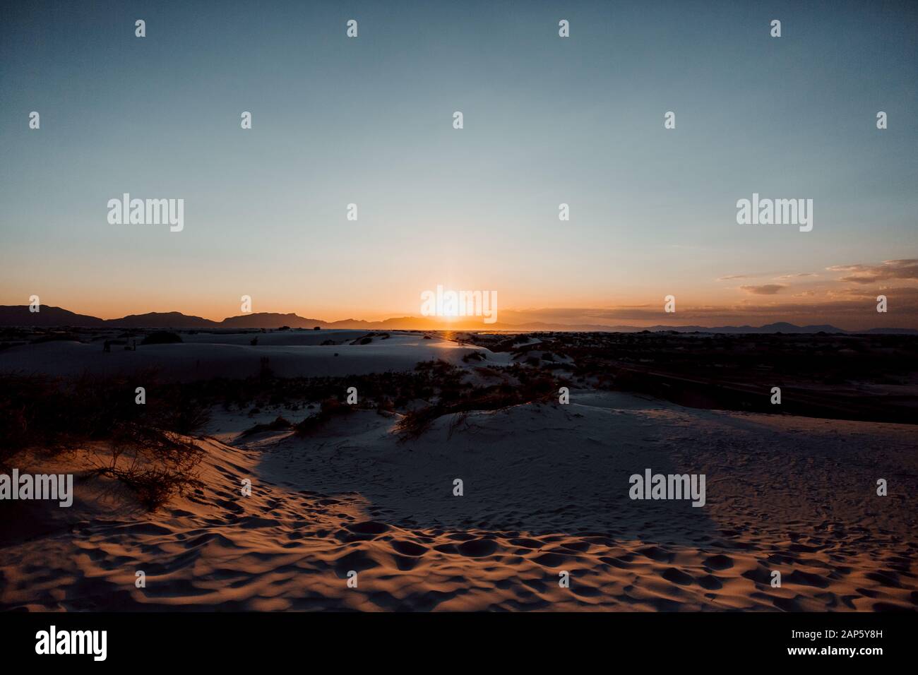 Coucher de soleil dans le parc national des White Sands à Alamaogordo, Nouveau-Mexique. Banque D'Images