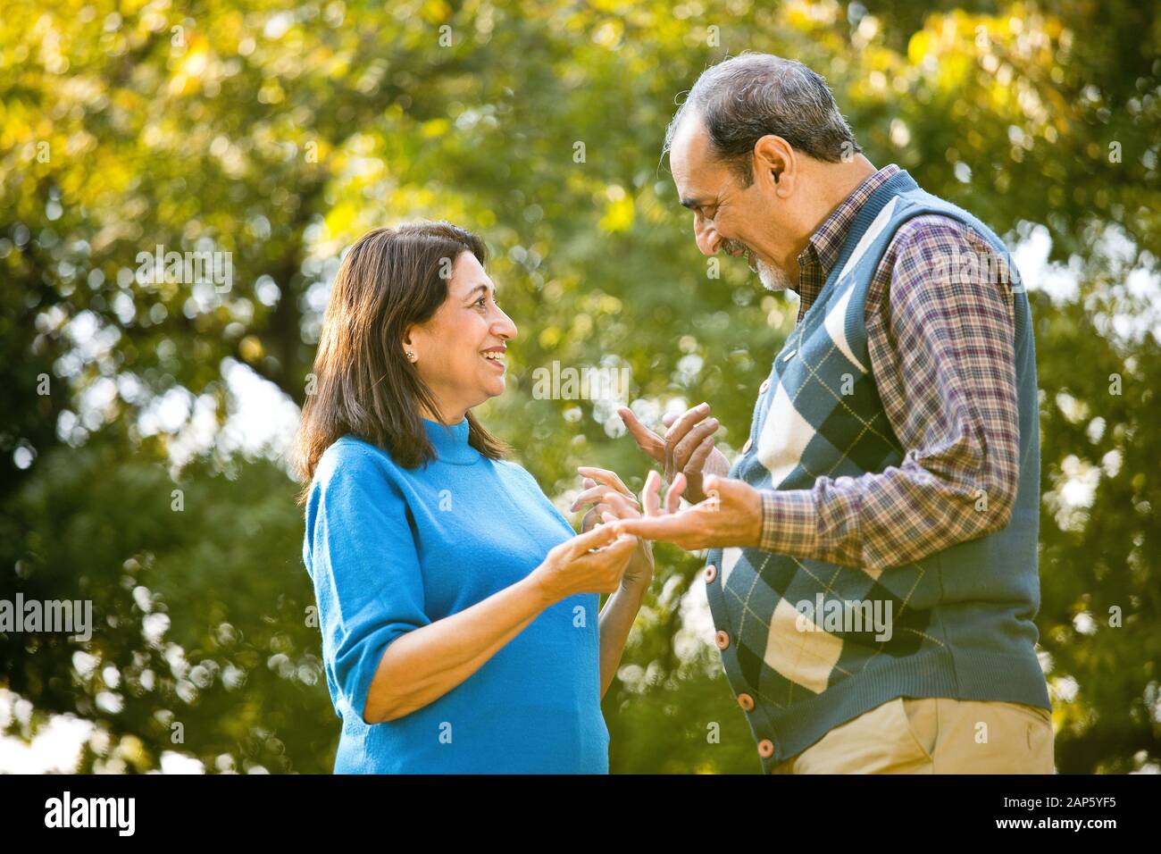 Rire des couples seniors passer du temps libre Banque D'Images