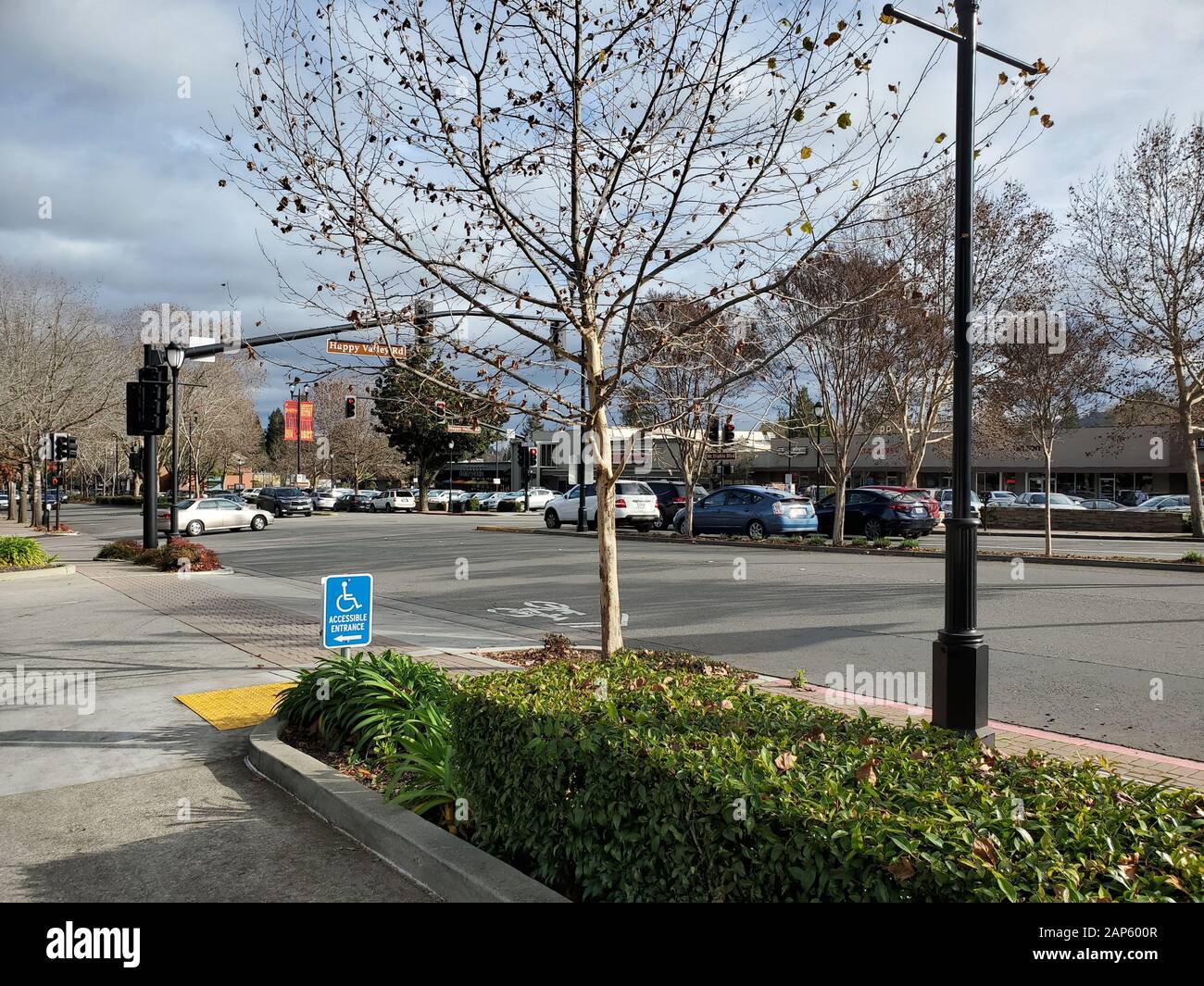 Les voitures sont visibles de la conduite sur le mont Diablo Boulevard sur une journée d'hiver au centre-ville de Lafayette, en Californie, le 12 janvier 2020. () Banque D'Images