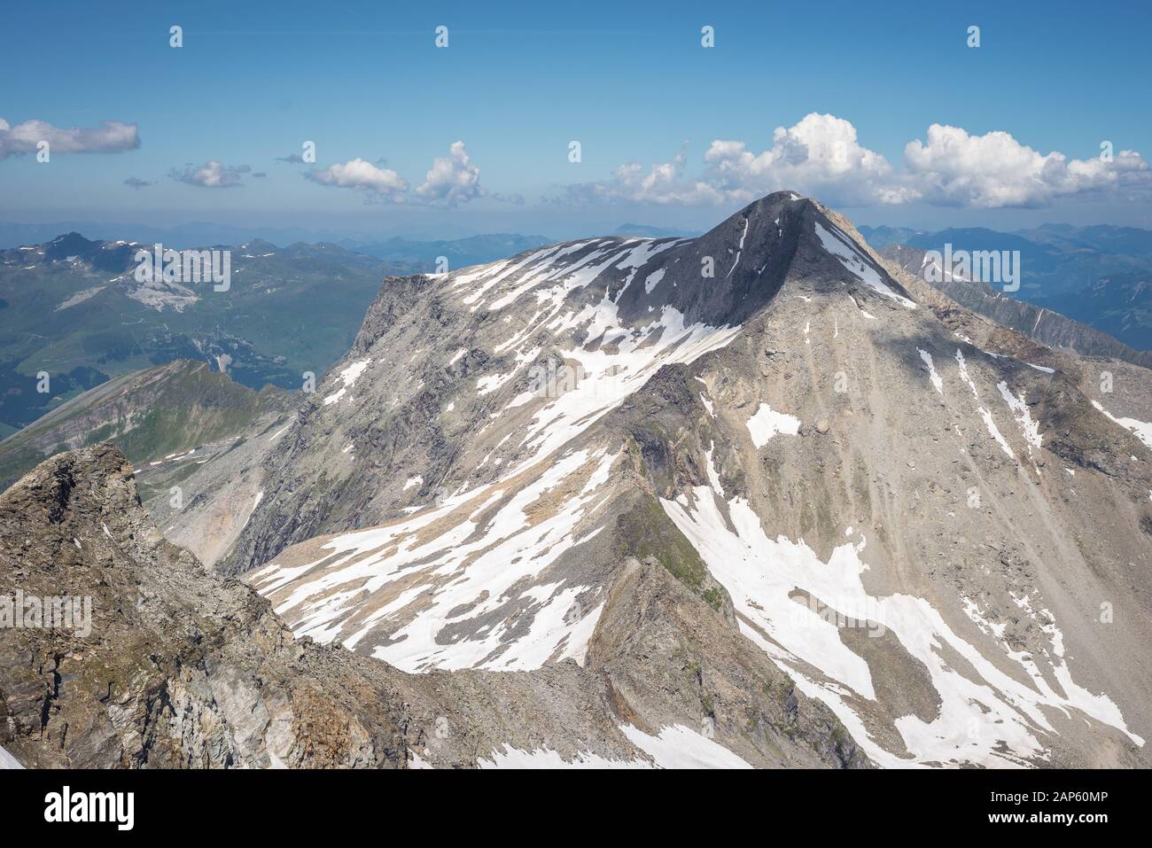 Vue sur la montagne enneigée dans les Alpes de Tuxer, dans le Tyrol, en Autriche Banque D'Images