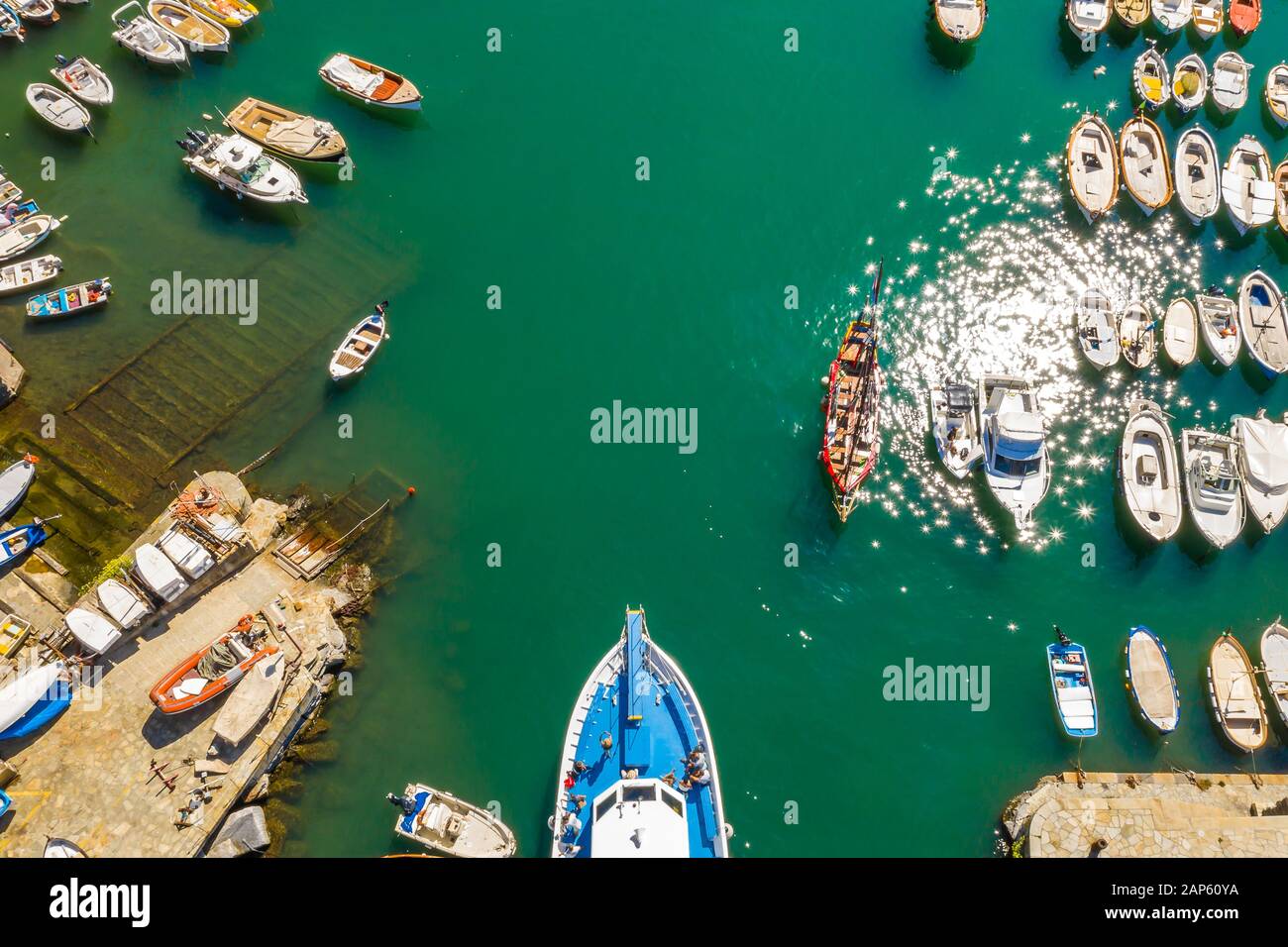 Bateau de croisière au port. Vue aérienne de belle location de bateaux à Marina Bay et Banque D'Images