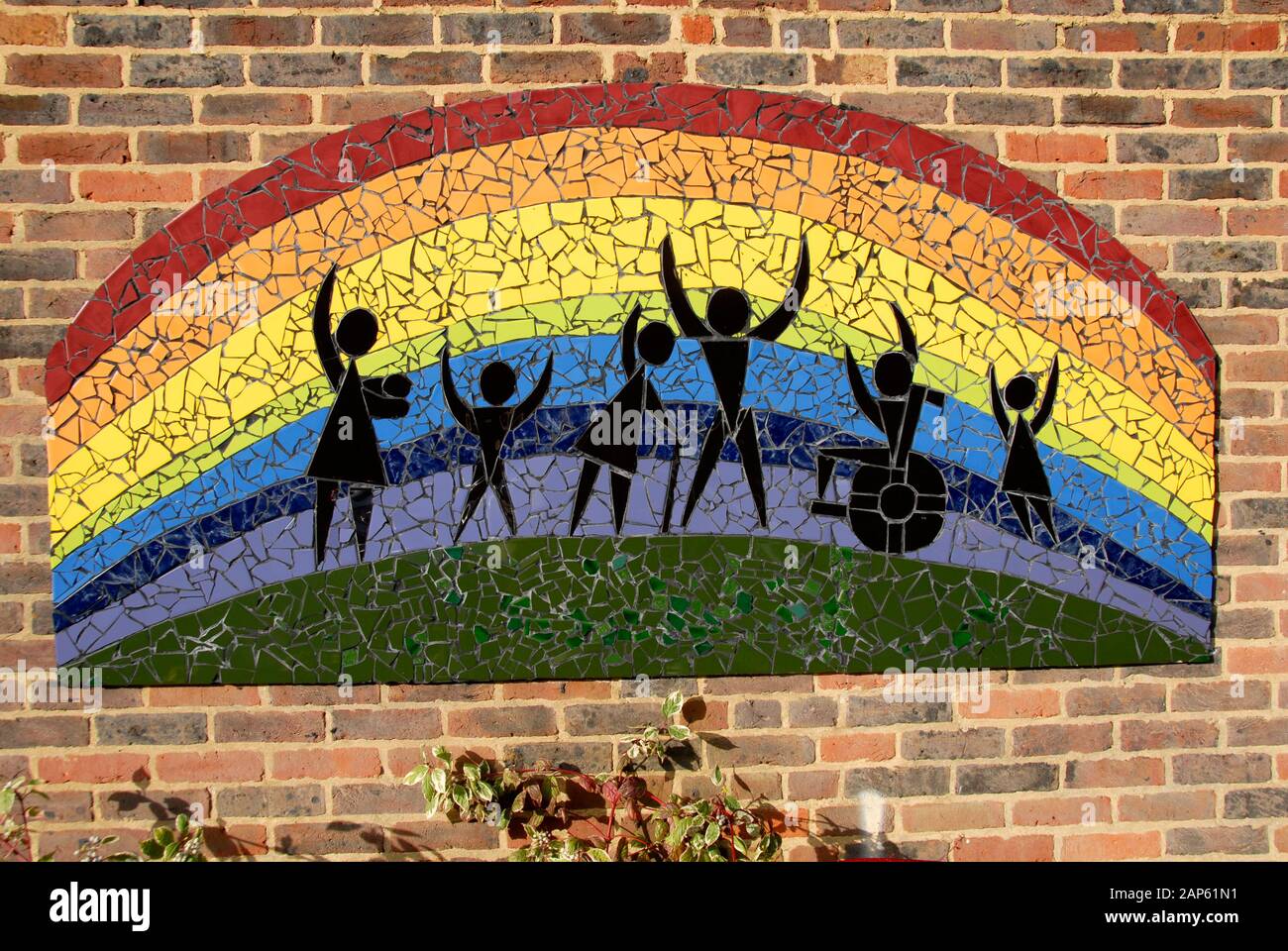 Mosaïque sur mur de briques montrant un effet arc-en-ciel et un groupe de diverses personnes Banque D'Images