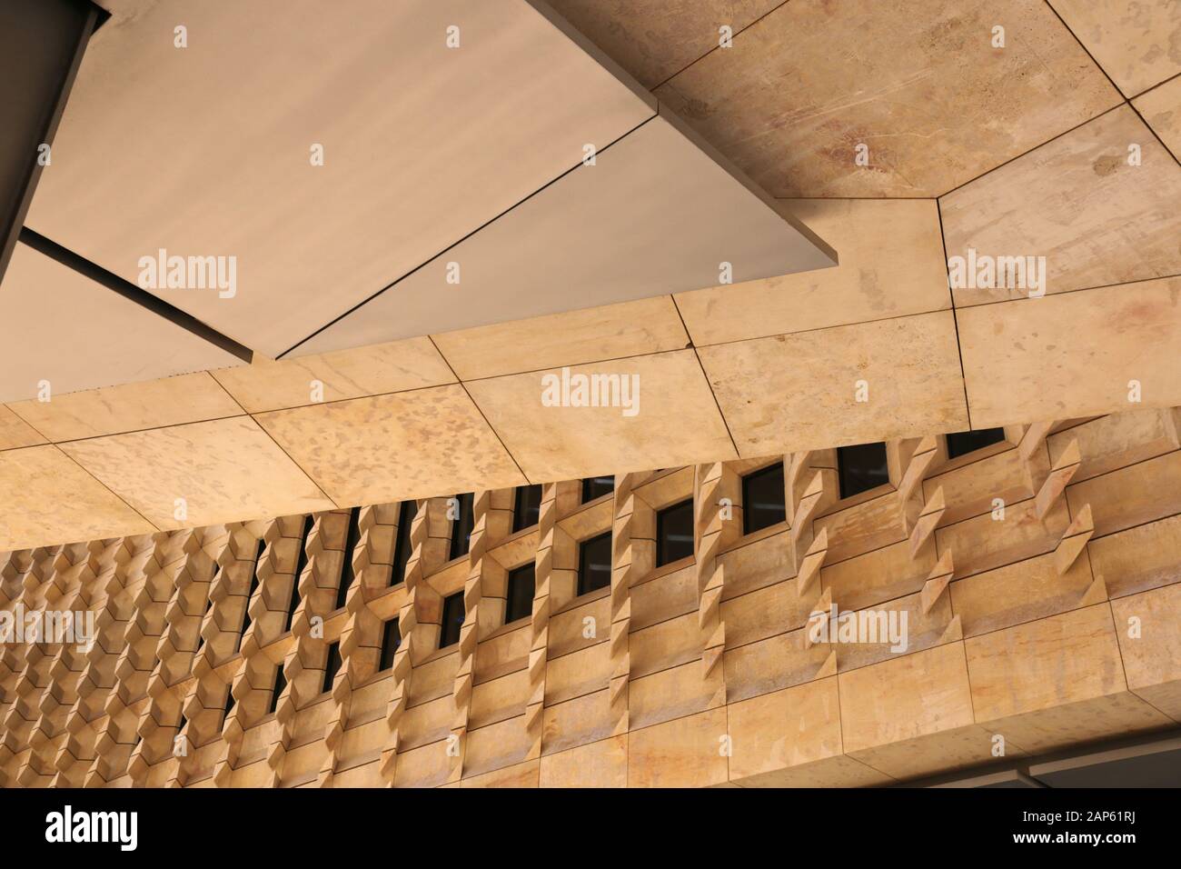 La Valette. Malte. La Chambre du Parlement de la République de Malte. Nouveau bâtiment conçu par Renzo Piano, architecte italien. Banque D'Images