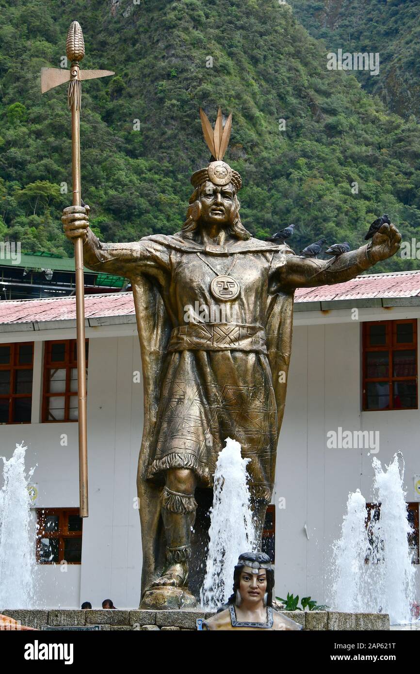 Statue de inca Pachacutec, Plaza de Armas, Aguas Calientes, Machupicchu ou Machupicchu Pueblo, Urubamba Province, région de Cusco, Pérou, Amérique du Sud Banque D'Images