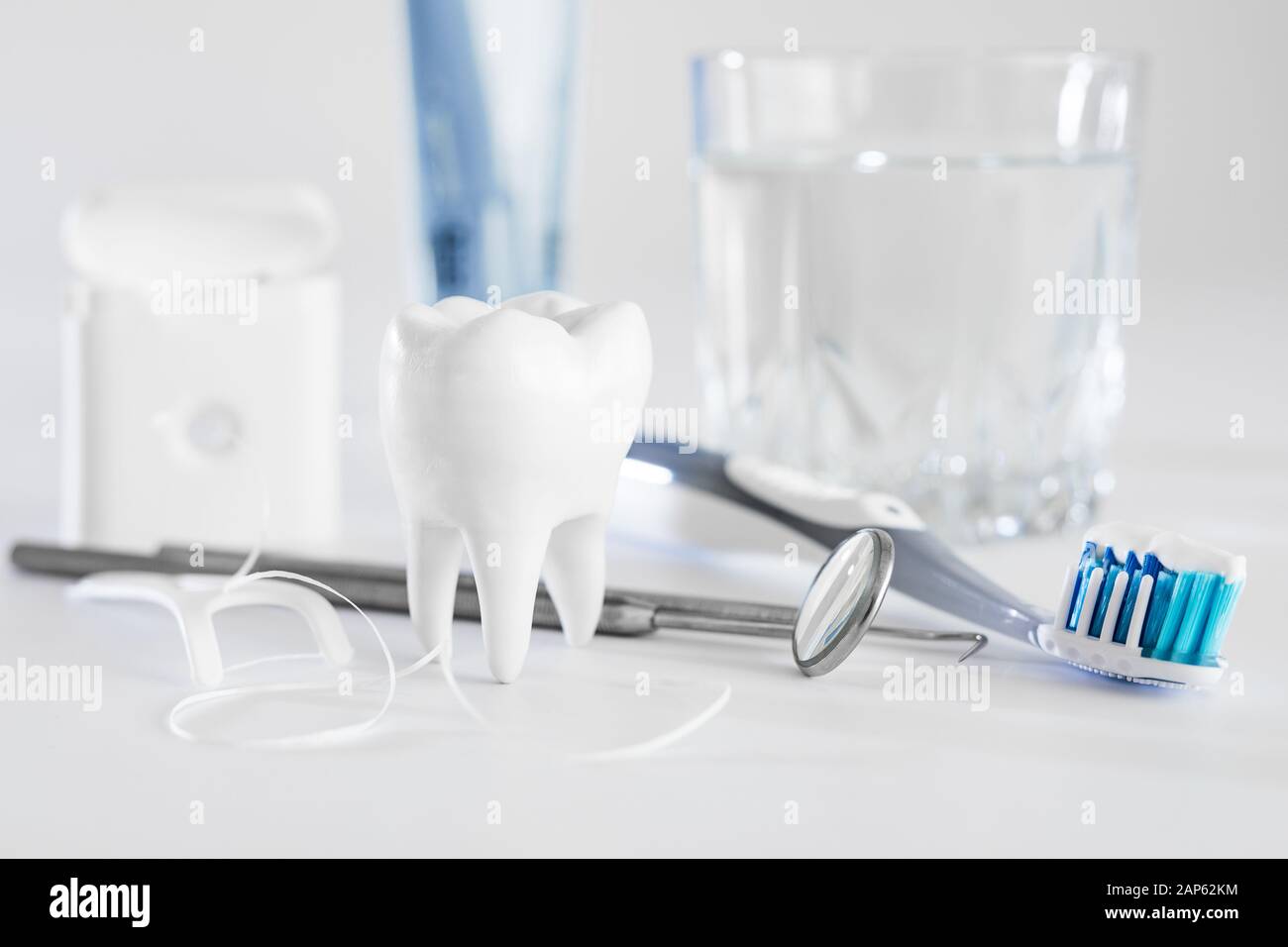 Dent saine blanc, différents outils pour les soins dentaires. Arrière-plan de soins dentaires. Banque D'Images