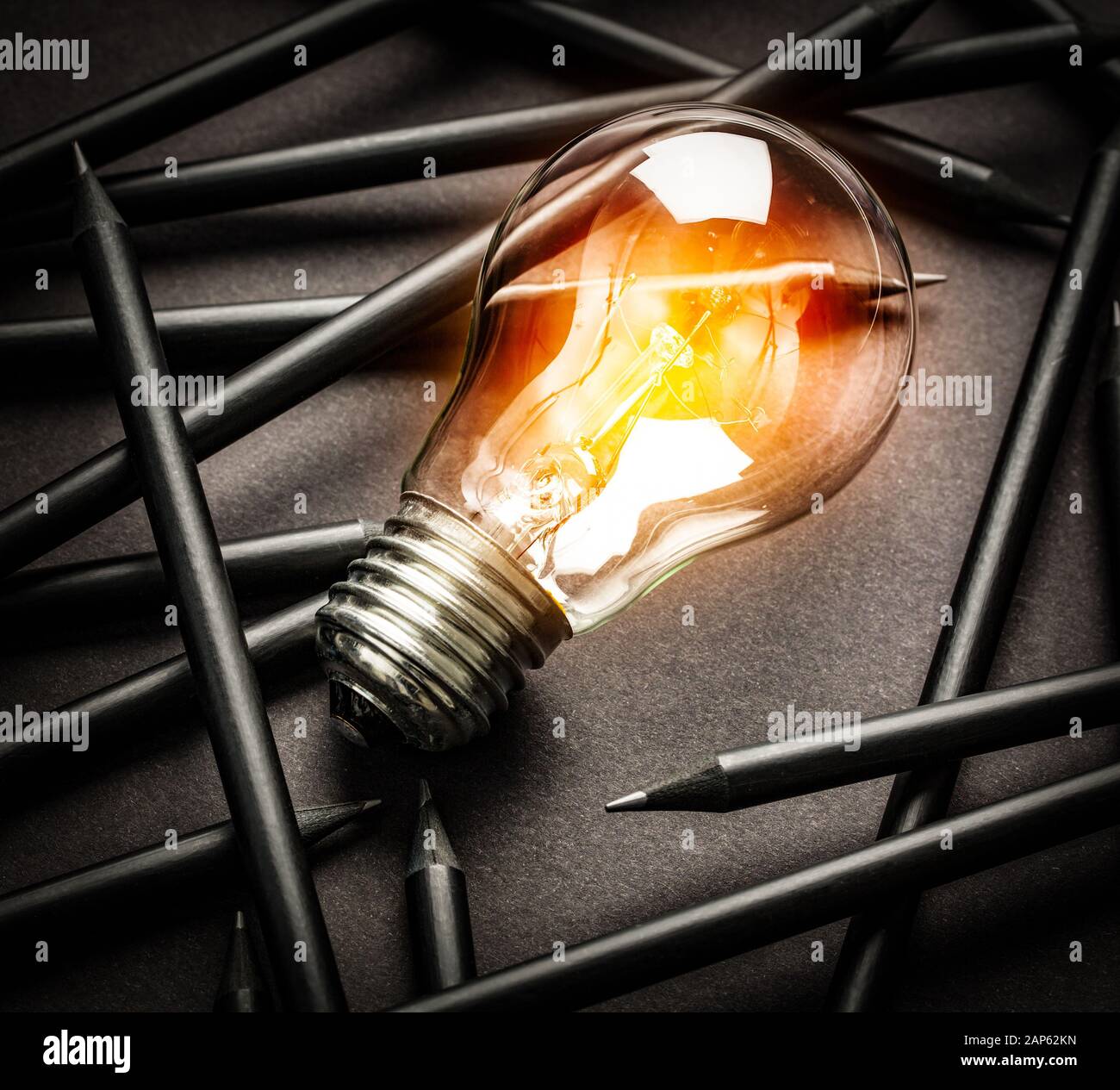 Une ampoule de lumière brillante et un symbole de la créativité. Idée créative et de l'innovation concept. Banque D'Images