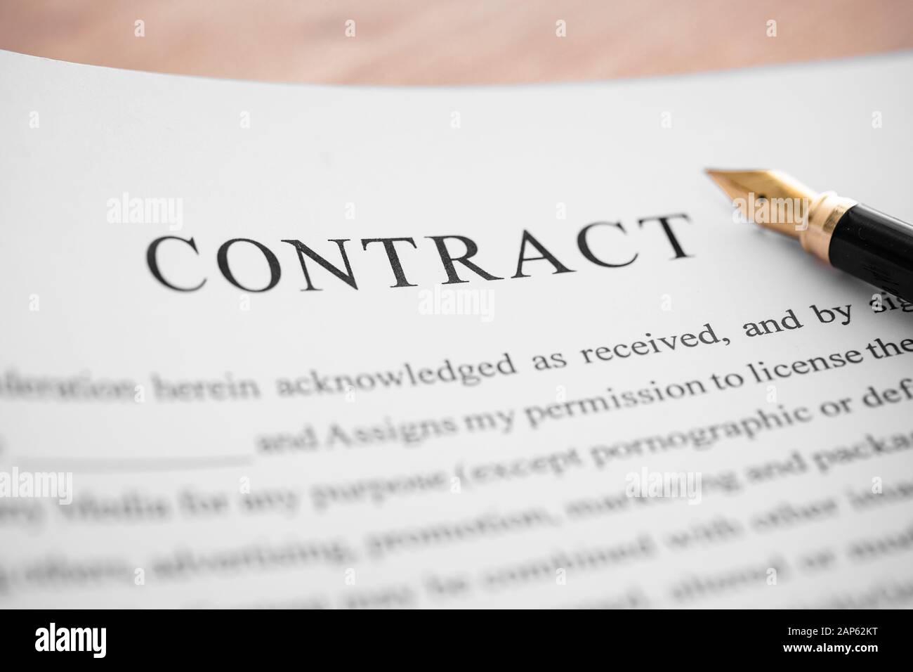 Contrat d'entreprise et un stylo sur le bureau. Affaires et finance concept. Banque D'Images