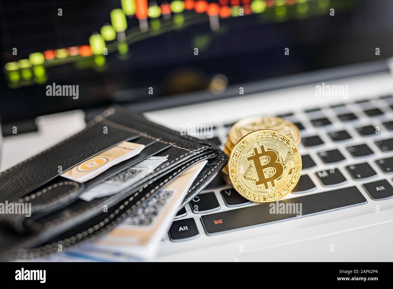 Portefeuille monnaie virtuelle. Pièce d'or de Bitcoin et chiffrée de l'argent imprimé de QR code. Concept Cryptocurrency. Banque D'Images