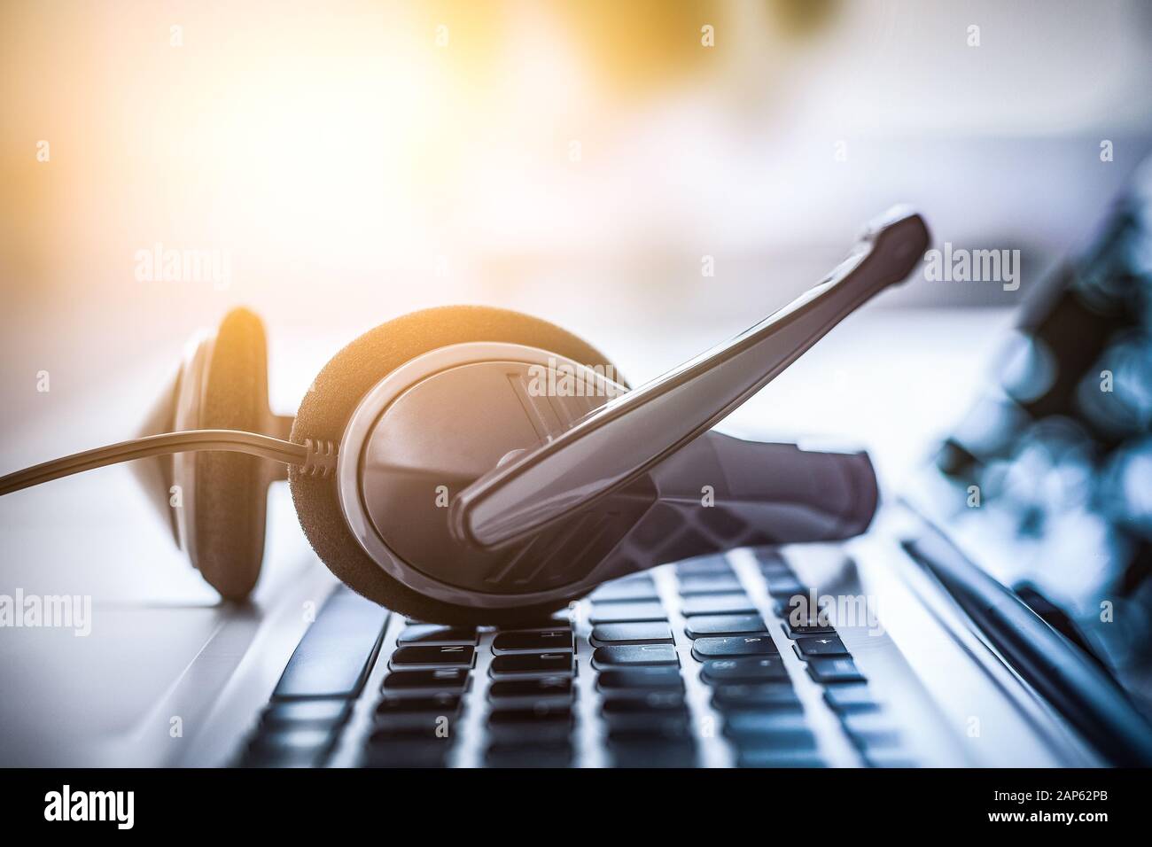 Support de communication, centre d'appels et customer service help desk. Casque VOIP sur ordinateur portable Clavier d'ordinateur. Banque D'Images