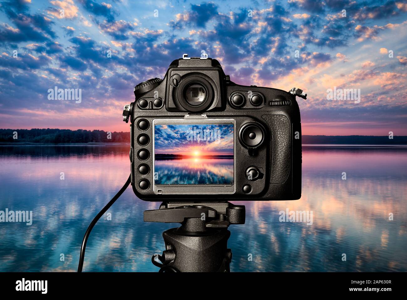 Voir l'objectif de l'appareil photo photographie Photographe photo vidéo lense verre numérique focus trouble couleur photographique des paysages de l'eau du lac au coucher du soleil concept vacatio Banque D'Images