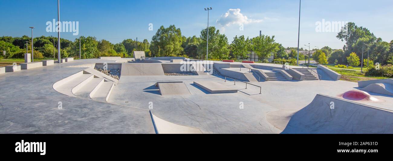 Skating skate park skatepark skateboard skateboard design béton vide - image Banque D'Images