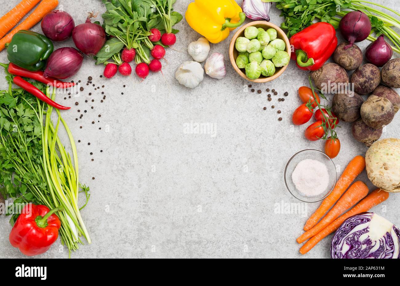 Contexte alimentaire ingrédient pour la cuisson de légumes végétarien repas concept cuisine vue du haut conseil de la santé de l'espace table marron blanc - concept image Banque D'Images