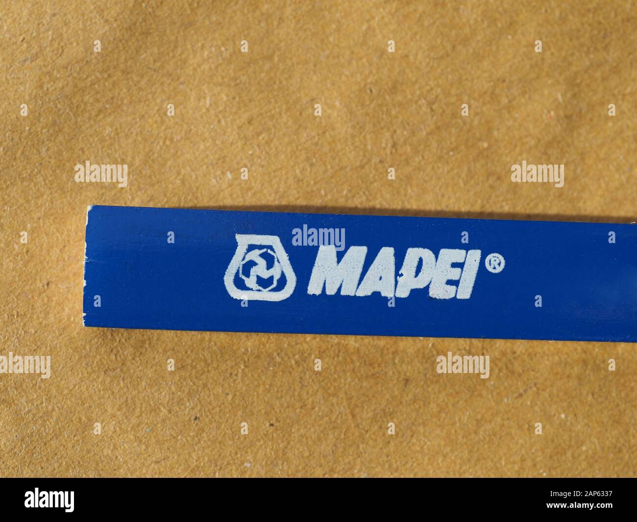 MILAN, ITALIE - CIRCA DÉCEMBRE 2019 : Mapei signe sur un crayon Banque D'Images