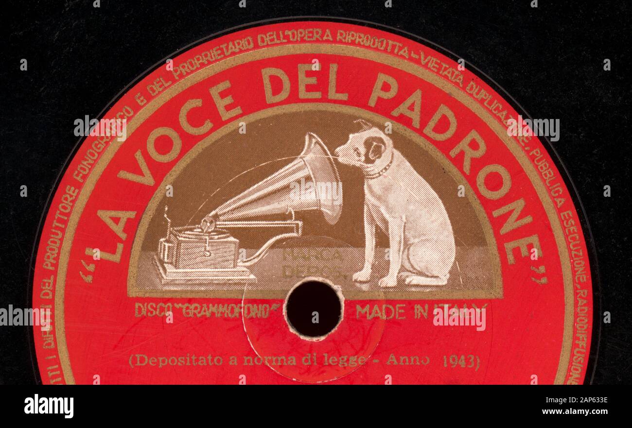 MILAN, ITALIE - CIRCA DÉCEMBRE 2019 : Vintage 78 tr/min disque gomme-laque de La Voce del Padrone (traduction : la voix de son maître) record label Banque D'Images