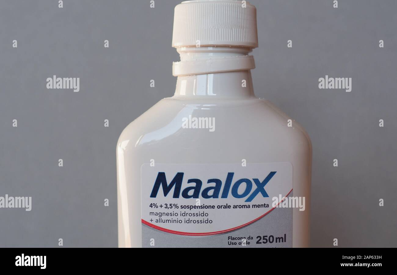 MILAN, ITALIE - CIRCA DÉCEMBRE 2019 : bouteille d'antiacide Maalox (version italienne) Banque D'Images