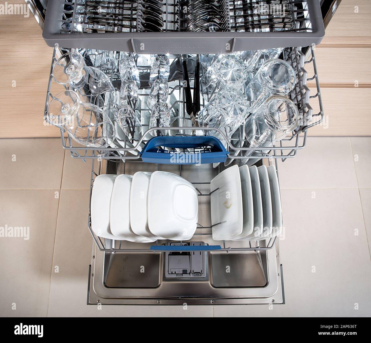 Lave-vaisselle ouvert avec des ustensiles propres. Banque D'Images