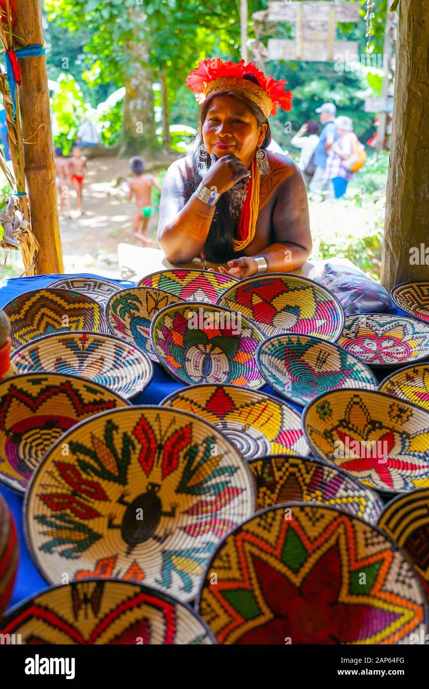 Vente d'Embera à la main dans le village d'Embera Puru au Panama, communauté autochtone du lac Alajuela dans le parc national de Chagres Banque D'Images
