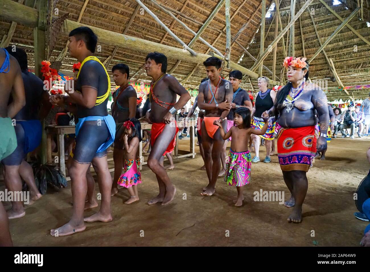 Embera Puru femmes et hommes qui font la danse Village, Embera Puru Village au Panama, communauté autochtone sur le lac Alajuela dans le parc national de Chagres Banque D'Images