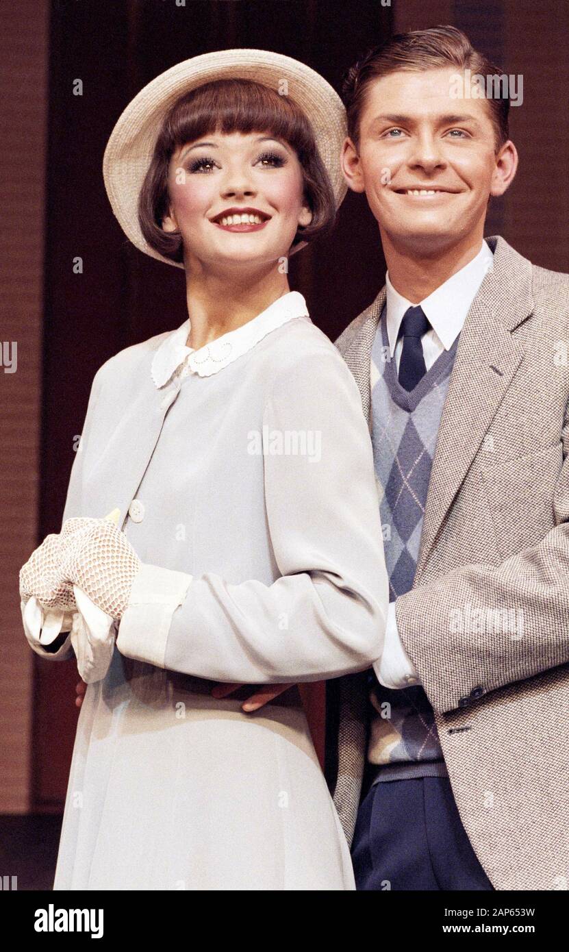 Catherine Zeta Jones (comme Peggy Sawyer) avec Graeme Henderson (comme Billy Lawlor) dans la 42e rue au Theatre Royal, Drury Lane, à Londres en 1988 Banque D'Images