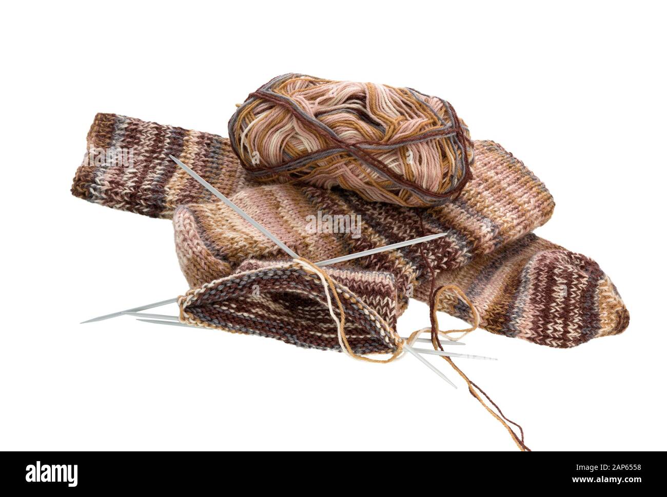 Chaussettes à tricoter et aiguille à tricoter isolées sur fond blanc. Chaussettes hiver laine chaude tricot. Chaussettes En laine Colorées tricotées. Banque D'Images
